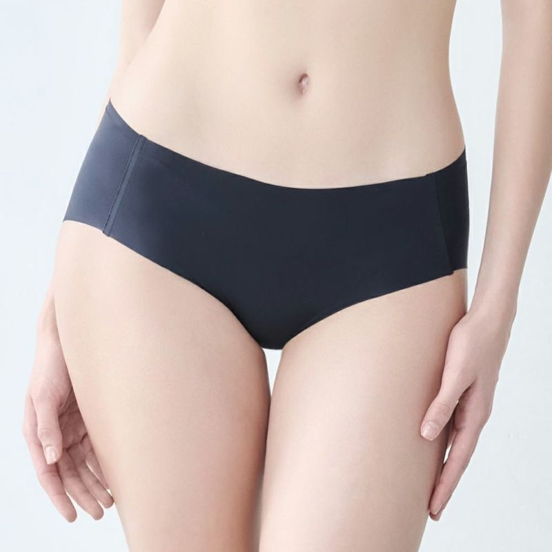 シームレスショーツ　ブラック　モデル着用