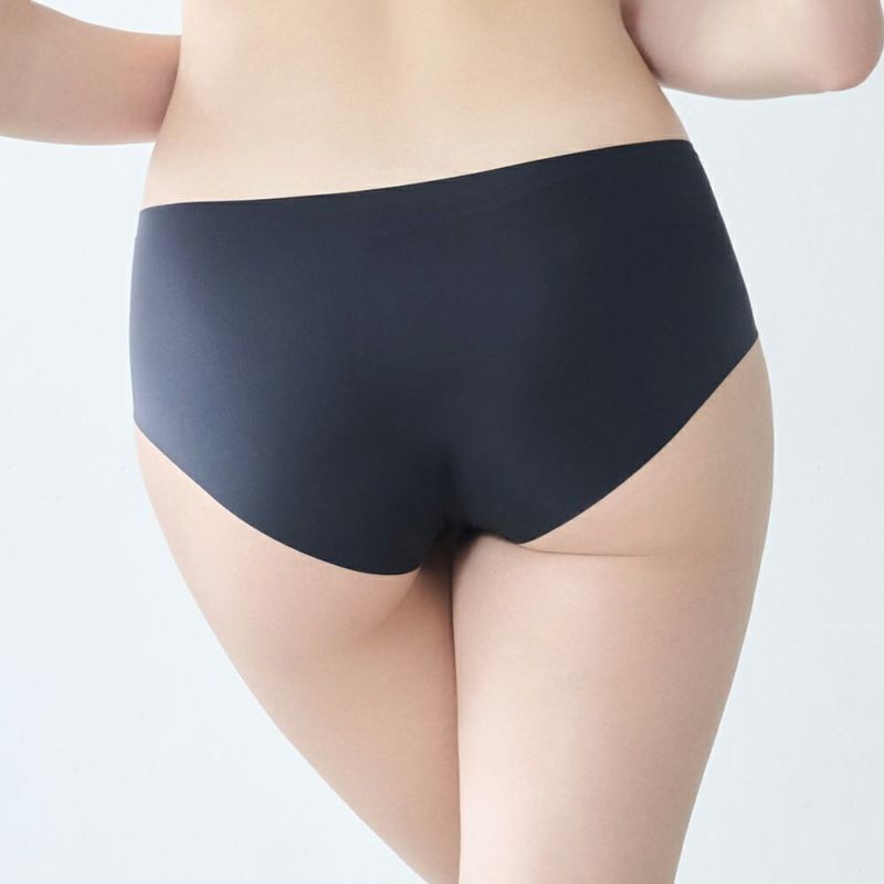 シームレスショーツ　ブラック　モデル着用